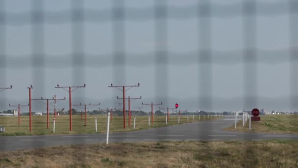 空港に到着する飛行機の空港、商業定期旅客機飛行機の着陸、飛行機の着陸、商業エアバスはワルシャワ ショパン空港に着陸する、 — ストック動画