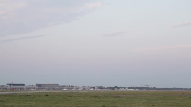 Avión comercial despegando en el aeropuerto de Varsovia. Un avión de pasajeros despega en el aeropuerto, volando avión jet saliendo de la pista de aterrizaje. Volando el avión saliendo de la pista — Vídeos de Stock