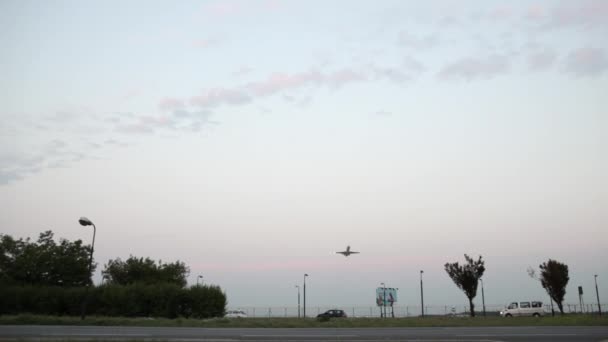 바르샤바 공항에서 이륙 하는 상업 비행기. 여객기는 공항에서 벗고 비행 제트기 비행장을 떠나. 활주로 떠나는 항공기 비행 — 비디오