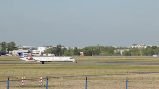 Aereo commerciale in decollo all'aeroporto di Varsavia. Un aereo passeggeri decolla all'aeroporto, un aereo a reazione volante lascia la pista di atterraggio. Volare con l'aeromobile che lascia la pista — Video Stock