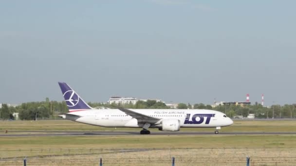 Aereo commerciale in decollo all'aeroporto di Varsavia. Un aereo passeggeri decolla all'aeroporto, un aereo a reazione volante lascia la pista di atterraggio. Volare con l'aeromobile che lascia la pista — Video Stock