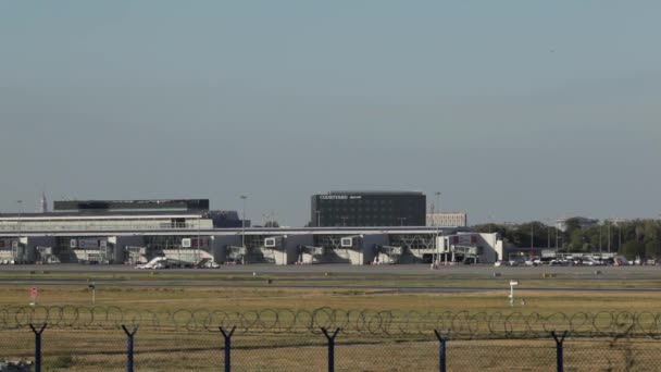Ticari uçak Varşova havaalanında kalkıyor. Havaalanında, bir yolcu uçağı çıkartıyor jet uçağı piste bırakarak. Pist bırakarak uçak uçan — Stok video