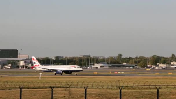 Aereo commerciale in decollo all'aeroporto di Varsavia. Un aereo passeggeri decolla all'aeroporto, un aereo a reazione volante lascia la pista di atterraggio. Volare con l'aeromobile che lascia la pista — Video Stock