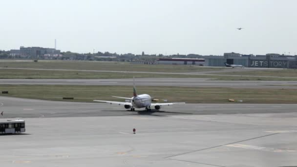 Aereo commerciale si preparano a decollare in aeroporto, decollo aereo con Chopin Airport. Aeroporto di Varsavia, Aereo sorge in aeroporto, territorio vicino all'ufficio di controllo , — Video Stock