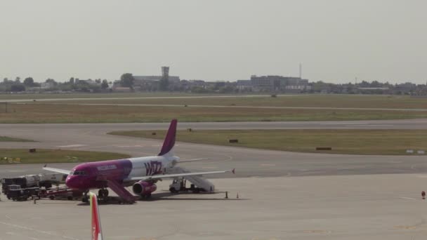 Kommerzielle Flugzeuge bereiten sich auf den Start auf dem Flughafen vor, starten Flugzeuge mit Chopin Flughafen. Flughafen Warschau, Flugzeug steht auf dem Flughafen, Gebiet in der Nähe des Kontrollbüros, — Stockvideo