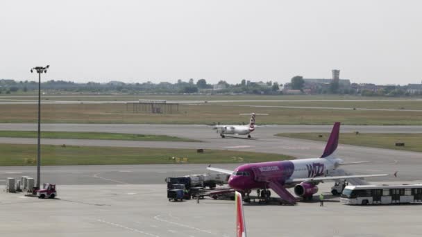 Kommerzielle Flugzeuge bereiten sich auf den Start auf dem Flughafen vor, starten Flugzeuge mit Chopin Flughafen. Flughafen Warschau, Flugzeug steht auf dem Flughafen, Gebiet in der Nähe des Kontrollbüros, — Stockvideo
