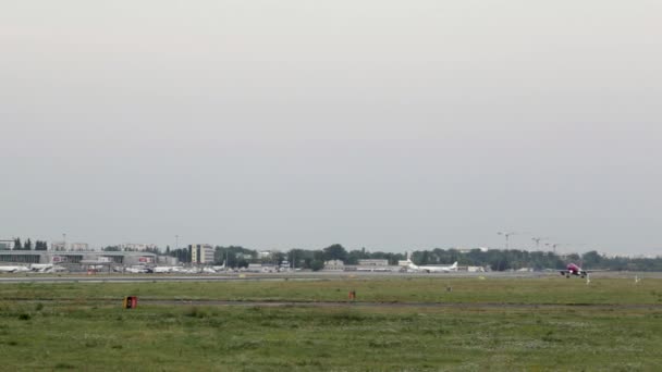 Avion commercial décollant à l'aéroport de Varsovie. Un avion de passagers décolle à l'aéroport, avion à réaction volant quittant la piste d'atterrissage. Piloter l'avion quittant la piste — Video