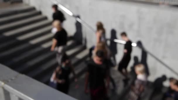 Vista de cima Multidão de pessoas vêm em transição.Time Lapse. Multidões de pessoas vêm em transição. Pessoas andando pelas escadas. Dia de verão, dia ensolarado. Pessoas com roupas de verão. As pessoas passam pela transição. Trabalhadores da cidade indo para baixo passos para Londres U — Vídeo de Stock