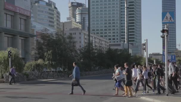 Multitud de personas caminando cruzando la calle de intersección. Gente. Varsovia 12.08.2015 — Vídeo de stock