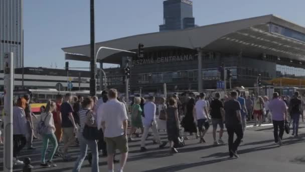 Tłum ludzi z poruszającymi się nogami przechodzą przez przejście. Miasto ruchu pieszego ruchu stopy. Sekwencji strzał anonimowy tłumy jezdnię. Widok ruchu stopy. Warszawie 08.11.2015 — Wideo stockowe