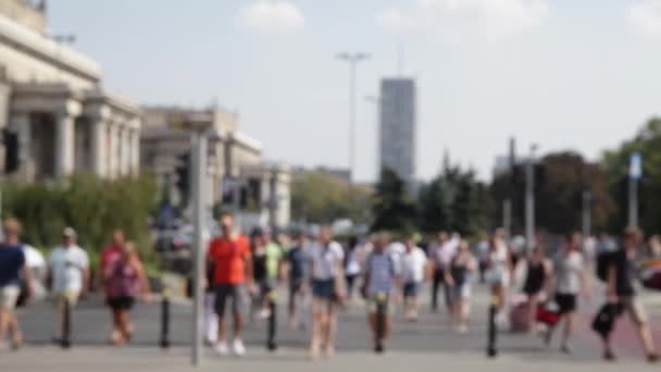 Menschenmassen, die die Beine bewegen, durchlaufen einen Übergang. Fußgängerverkehr in der Stadt. Sequenzaufnahme anonymer großer Menschenmengen, die die Straße überqueren. Fußverkehr im Blick. — Stockvideo