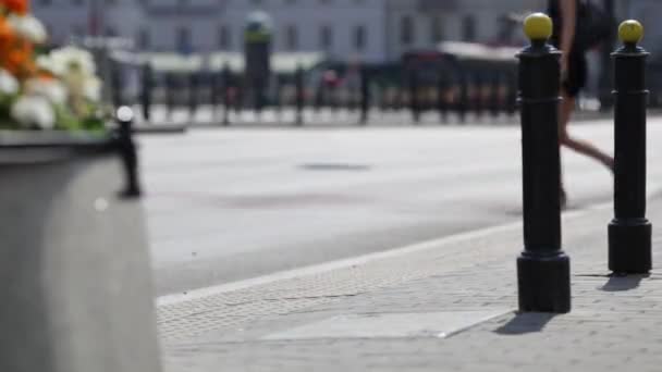 Menschenmassen, die die Beine bewegen, durchlaufen einen Übergang. Fußgängerverkehr in der Stadt. Sequenzaufnahme anonymer großer Menschenmengen, die die Straße überqueren. Fußverkehr. Warschau 06.02.2015 — Stockvideo