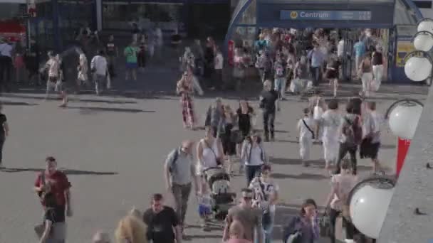 上からの眺め、時間の経過。人々 の群衆の中に行くトップ。ワルシャワ市内中心部 2015.08.10 — ストック動画