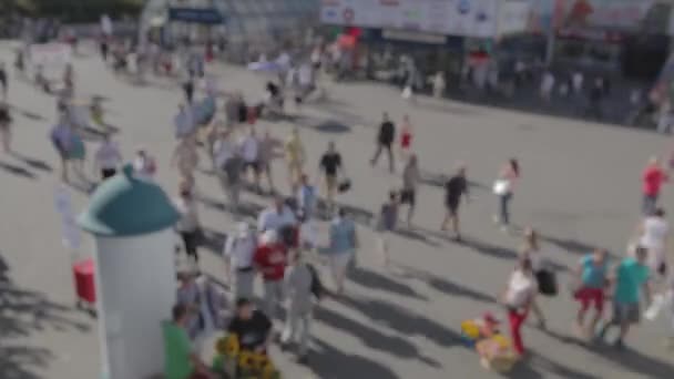 Zeitraffer, Menschenmassen gehen nach oben. Menschenmassen auf der Straße. von oben sehen sie. Sonniger Tag, Sommer. eine Menschenmenge in der Nähe der U-Bahn, auf der Straße. Unschärfe — Stockvideo