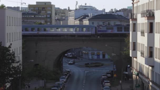 Varsovia Puente de cruce de trenes en la ciudad. Tren elevado en una calle de la ciudad . — Vídeos de Stock