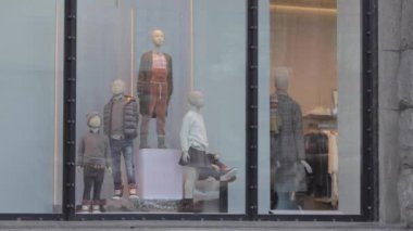 Alışveriş caddeleri, kalabalık alışveriş caddesi üzerinde yürüyen insanlar people.crowd. İnsanlar vitrinler yürümek. Sonbahar, güneşli bir gün. İnsanlar sıcak giysiler içinde yürümek. mankenler kıyafetlerini giymiş bir dükkan pencerede standı