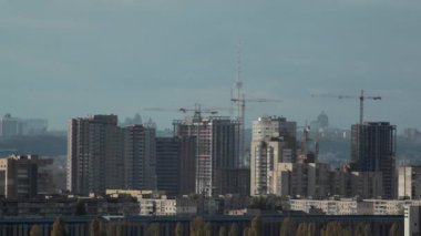Zaman atlamalı. Şantiye, bulutlu bir günde. Kiev yüksek binaların inşaatı. 