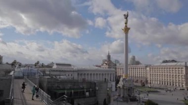 Zaman atlamalı. Bağımsızlık Meydanı. Kyiv, Kiev Meydanı, bağımsızlık Meydanı Stella ve bulutların üstünde gökyüzü, Timelapse güneşli bir günde Khreshchatyk'a üzerinde Ukraine.Timelapse