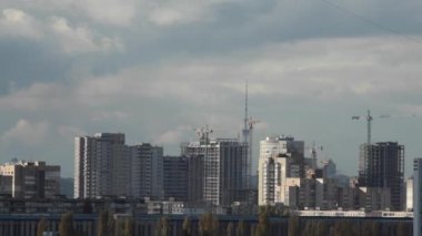 Zaman atlamalı. Şantiye, bulutlu bir günde. Kiev yüksek binaların inşaatı. 
