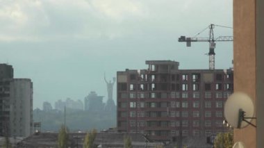 Zaman atlamalı. Şantiye, bulutlu bir günde. Kiev yüksek binaların inşaatı. 