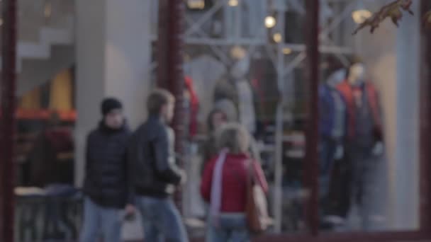 Calles comerciales, una multitud de personas . — Vídeos de Stock