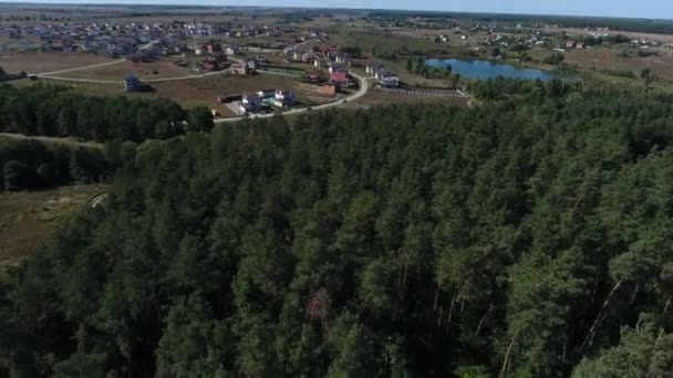 4K Aerial Drone Footage View: Volo sopra il villaggio soleggiato con case, foreste, campi e fiume all'alba luce soffusa. Monti Carpazi, Ucraina, Europa. Paesaggio naturale maestoso. Mondo della bellezza — Video Stock