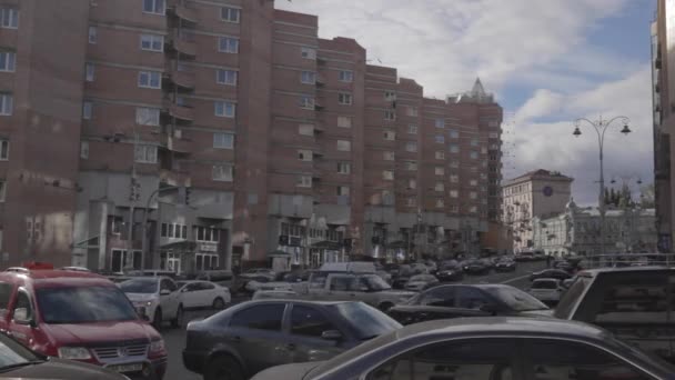 Tráfego urbano de automóveis. Traffic street downtown Kyiv urban life car pass people commute traveler trip _ Editorial footage — Vídeo de Stock