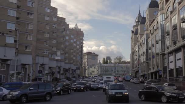 Urban biltrafik. Trafik street downtown Kiev stadslivet bil passera människor pendlar resenär resa _Editorial footage — Stockvideo