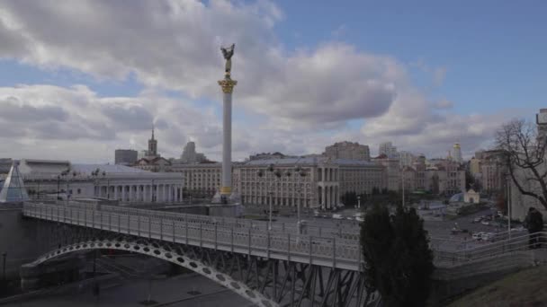Časová prodleva. Náměstí nezávislosti. Kyjev, Ukraine.Timelapse na náměstí Kyjeva, Khreshchatyk za slunečného dne se Stella na náměstí nezávislosti a mraky na obloze, Timelapse — Stock video