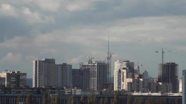 時間の経過。曇りの日の工事現場。キエフの背の高い建物の建設. — ストック動画