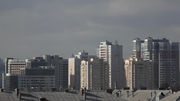 Time-lapse. Bouwplaats, op een bewolkte dag. de bouw van hoge gebouwen in Kiev. — Stockvideo