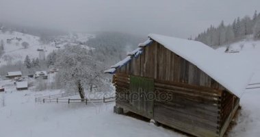 Köyde kış dağ manzarası. Yüksekliği yukarıda karla kaplı ahşap evler uçuş. Kış köyde. Kuş bakışı kışın Seul'den.  