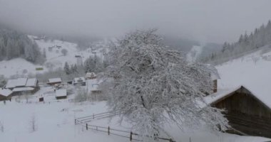 Köyde kış dağ manzarası. Yüksekliği yukarıda karla kaplı ahşap evler uçuş. Kış köyde. Kuş bakışı kışın Seul'den.  