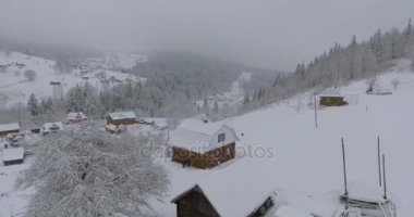 Köyde kış dağ manzarası. Yüksekliği yukarıda karla kaplı ahşap evler uçuş. Kış köyde. Kuş bakışı kışın Seul'den.  