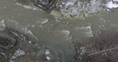 Kuşbakışı göz görünümü, karlı kış dağ nehir. Sinekler Nehri dağlarda. Dağ manzarası bir kuş bakışı dan kış. Hızlı dağ nehir içinde belgili tanımlık kar. 