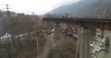 Kuşbakışı göz görünümü, karlı kış dağ nehir. Sinekler Nehri dağlarda. Dağ manzarası bir kuş bakışı dan kış. Hızlı dağ nehir içinde belgili tanımlık kar. 