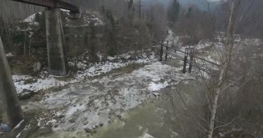Kuşbakışı göz görünümü, karlı kış dağ nehir. Sinekler Nehri dağlarda. Dağ manzarası bir kuş bakışı dan kış. Hızlı dağ nehir içinde belgili tanımlık kar. 