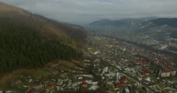 Letecký pohled na záběry Drone: Letu nad sunny vesnice s domy, lesy, pole a řeka v sunrise měkké světlo. Karpaty, Ukrajina, Evropa. Majestátní přírodní krajina. Kosmetický svět — Stock video