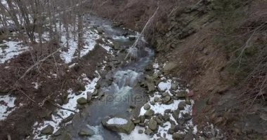 Kış dağlarda. Uçuş kış manzara Dağların üzerinden. Karlı kış dağlarda. Bulutlu kış günü. Dağ manzarası üzerinden bir kuş bakışı.