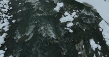 Kış dağlarda. Uçuş kış manzara Dağların üzerinden. Karlı kış dağlarda. Bulutlu kış günü. Dağ manzarası üzerinden bir kuş bakışı.