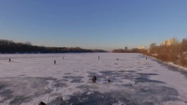 Kiev. Ukrayna. Dinyeper Nehri kış köprüden. Şehri kuşbakışı, gün batımı Lonza ile yayılır. Kiev şehir Dinyeper Nehri üzerinde olduğunu. Kiev batımında Dnieper Nehri üzerinde uçan. Daire binaların çatıları 