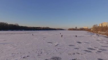 Kiev. Ukrayna. Dinyeper Nehri kış köprüden. Şehri kuşbakışı, gün batımı Lonza ile yayılır. Kiev şehir Dinyeper Nehri üzerinde olduğunu. Kiev batımında Dnieper Nehri üzerinde uçan. Daire binaların çatıları 