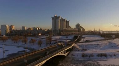 Kiev. Ukrayna. Dinyeper Nehri kış köprüden. 