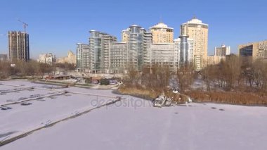 Donmuş nehrin üzerinde uçan. Dnieper Kiev, Ukrayna.