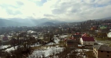 4k havadan dron görüntüleri görünümü: uçuş güneşli köy evleri, ormanlar, alanları ve gündoğumu yumuşak ışık Nehri üzerinde. Karpat Dağları, Ukrayna, Avrupa. Görkemli doğa manzara. Güzellik dünya