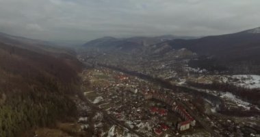 4k havadan dron görüntüleri görünümü: uçuş güneşli köy evleri, ormanlar, alanları ve gündoğumu yumuşak ışık Nehri üzerinde. Karpat Dağları, Ukrayna, Avrupa. Görkemli doğa manzara. Güzellik dünya