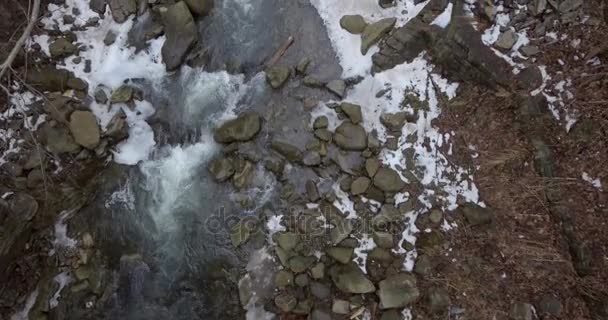 Kuşbakışı göz görünümü, karlı kış dağ nehir. Sinekler Nehri dağlarda. Dağ manzarası bir kuş bakışı dan kış. Hızlı dağ nehir içinde belgili tanımlık kar. — Stok video