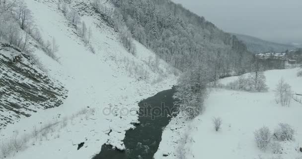 Górach w zimie. Lot nad zimowy krajobraz gór. Śnieżna Zima w górach. Pochmurny zimowy dzień. Góry krajobraz z lotu ptaka. — Wideo stockowe