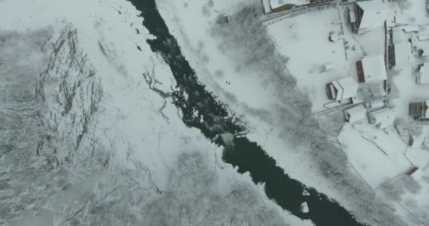 Montanhas no inverno. Voo sobre a paisagem de inverno das montanhas. Inverno nevado nas montanhas. Dia de inverno nublado. Paisagem de montanha da vista de um pássaro . — Vídeo de Stock