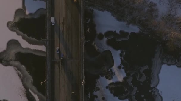 Kijów. Ukraina. Most przez zimę rzeki Dniepr. Rozciągać się na miasto z lotu ptaka widok na zachód słońca Lonza. Kijów jest nad rzeką Dniepr. Latanie w Kijowie nad rzeką Dniepr o zachodzie słońca. Dachy budynków mieszkalnych — Wideo stockowe